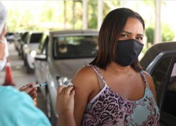 Parnamirim imuniza quase 900 profissionais da educação contra a Covid-19