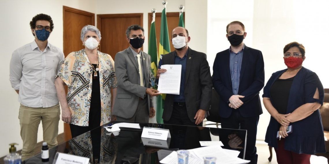 Sancionada lei que inclui trabalhadores em educação nos grupos prioritários