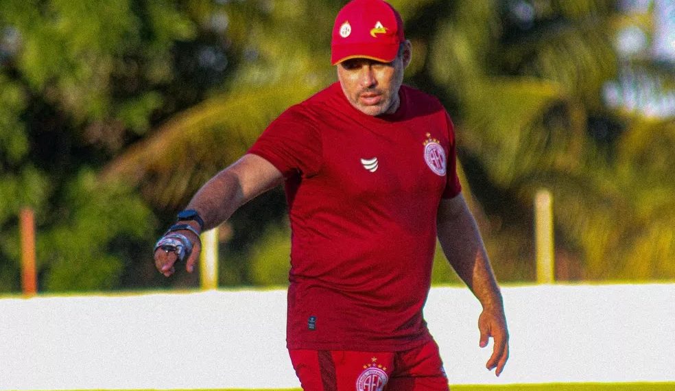 América: Sena volta a “tapar buraco” na direção técnica