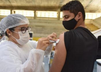 Natal vacina público de 32 anos neste final de semana