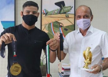 Campeão de jiu-jitsu é homenageado pela prefeitura de Parnamirim