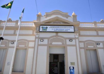 Educação: governadora vistoria mais quatro escolas e entrega equipamentos no Alto Oeste