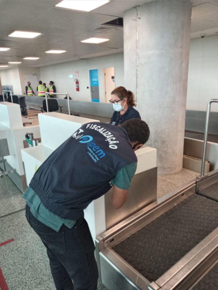 IPEM/RN fiscaliza balanças e bicos de combustível no Aeroporto de Natal