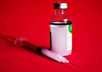 Milhares no Brasil tomaram vacina vencida contra Covid; veja se você é um deles