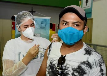 Covid: Mossoró vacina pessoas com 33 anos ou mais