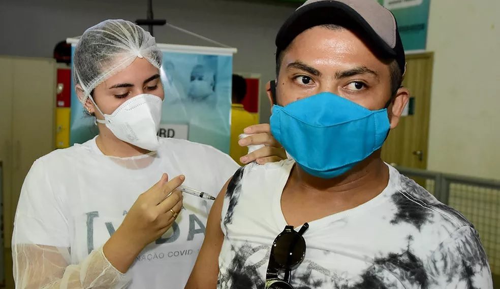 Covid: Mossoró vacina pessoas com 33 anos ou mais