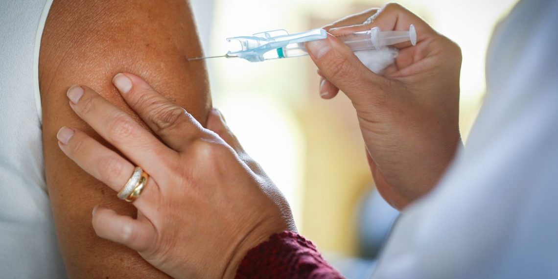 Vacinação reduz ocupação de UTIs nos estados para menos de 90%