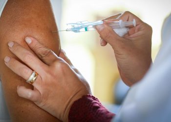 Vacinação reduz ocupação de UTIs nos estados para menos de 90%