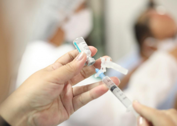 Covid-19: Parnamirim recebe 6.120 doses da Oxford/Astrazeneca e 2.400 doses de Coronavac