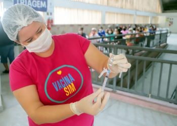 Natal avança e vacina público com 28 anos contra a Covid-19