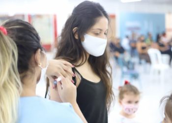 Natal avança na vacinação imunizando jovens de 20 anos (segunda) e 19 anos (terça)