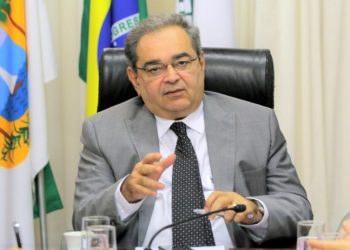 Álvaro Dias ainda não decidiu se será candidato ao Governo e diz não ter compromisso político com Carlos Eduardo