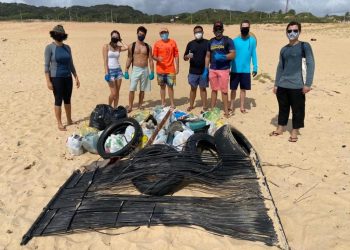 Voluntários fazem ação de limpeza na Via Costeira