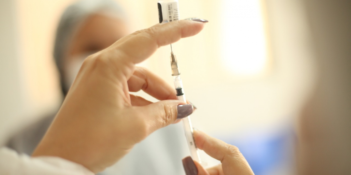 Parnamirim recebeu 3.240 doses de Pfizer e 720 de Coronavac e ampliará cronograma para pessoas a partir de 26 anos neste sábado (7)