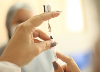 Parnamirim recebeu 3.240 doses de Pfizer e 720 de Coronavac e ampliará cronograma para pessoas a partir de 26 anos neste sábado (7)