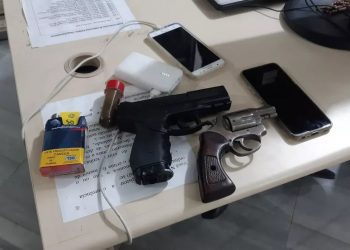 Dois criminosos são presos com revólver e arma falsa após arrastão em Natal