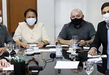 Governadora anuncia calendário de folhas em atraso e 13º de 2021