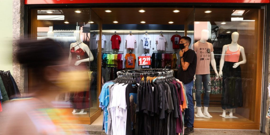 Comércio cresce 1,2% em julho e atinge patamar recorde, diz IBGE