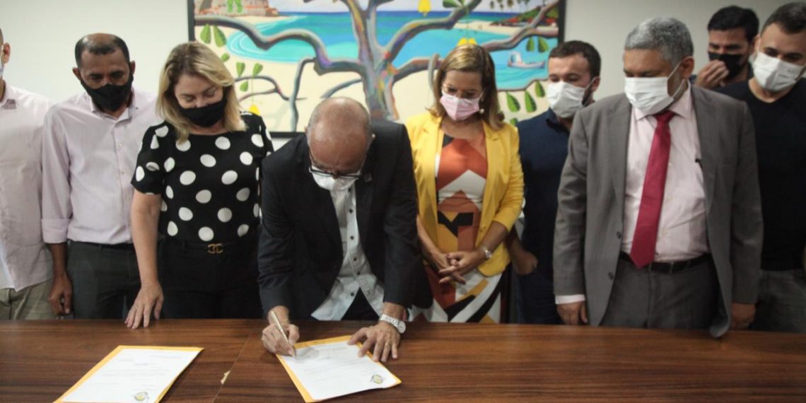 Prefeito de Parnamirim assina Projetos de Planos de Cargos e Salários