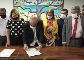 Prefeito de Parnamirim assina Projetos de Planos de Cargos e Salários