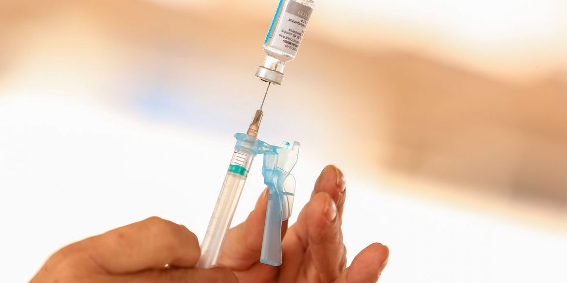 Covid-19: Fiocruz libera mais 700 mil doses da vacina AstraZeneca