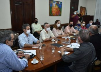 Prefeitura de Natal discute o Reviva Ribeira, projeto de renovação das fachadas na praça Augusto Severo