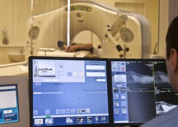 Justiça bloqueia R$1,5 milhão nas contas do Estado para exames de saúde