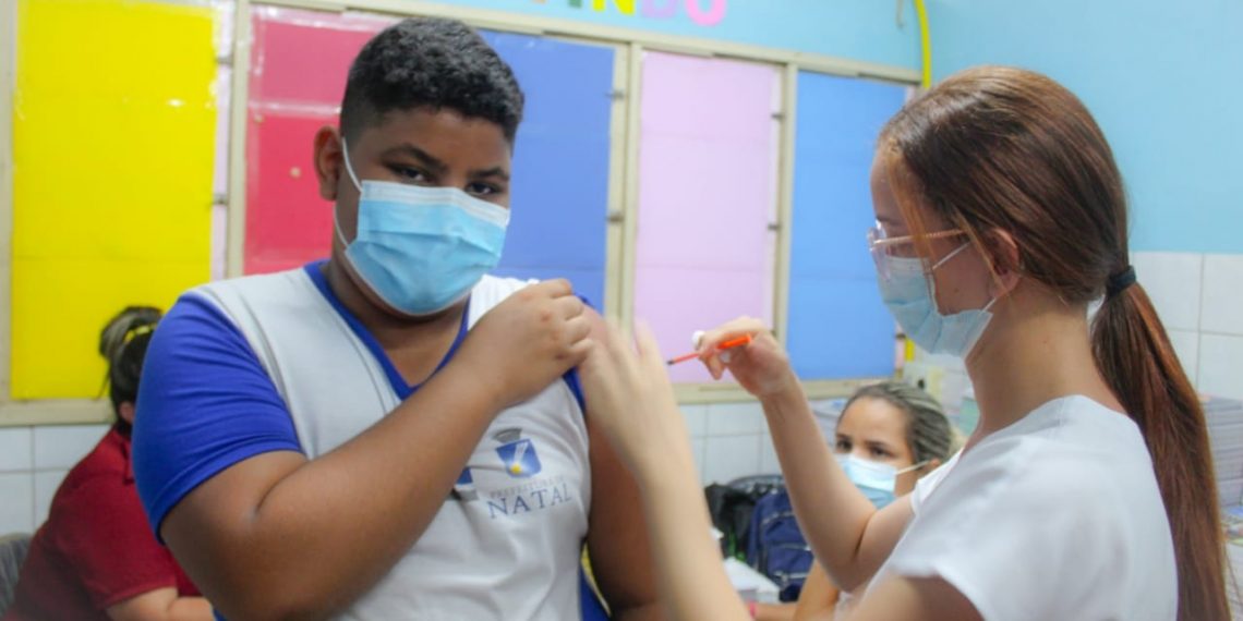 Secretarias de Educação e Saúde iniciam vacinação nas escolas de Natal para estudantes 12+