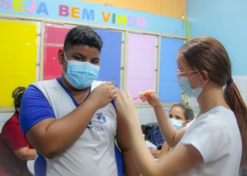 Secretarias de Educação e Saúde iniciam vacinação nas escolas de Natal para estudantes 12+