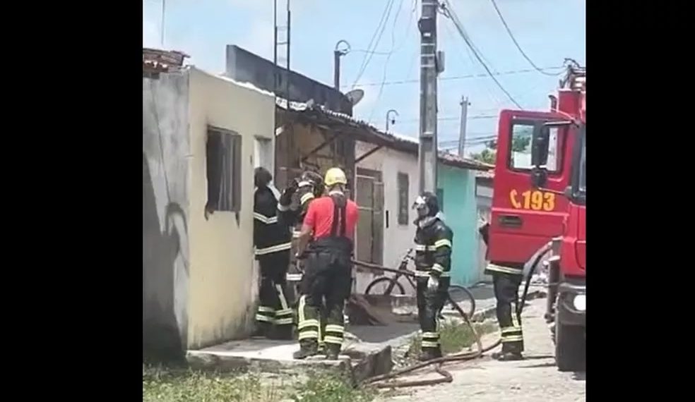 Incêndio atinge casa abandonada na Zona Norte de Natal