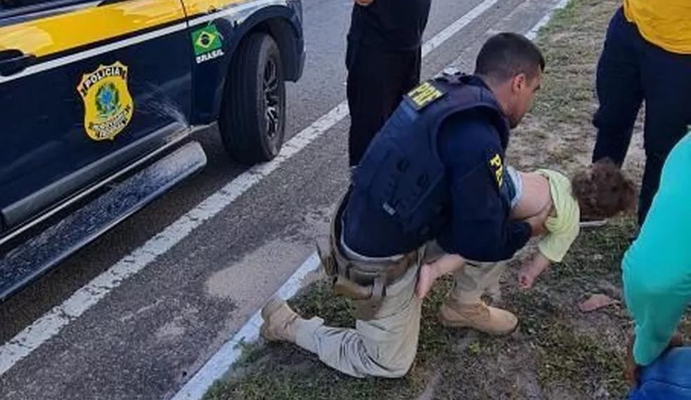 Bebê engasgado é salvo por policial rodoviário federal às margens da BR-101 em Natal