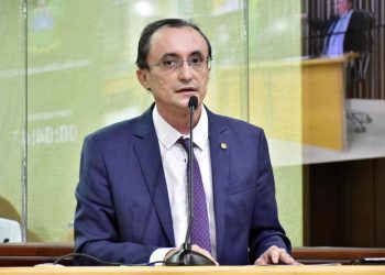 Souza requer operação Tapa Buracos e construção de quadra de esportes