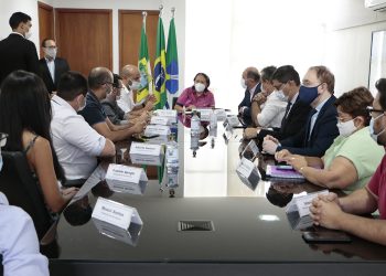 Governo define com servidores recomposição salarial de 15%