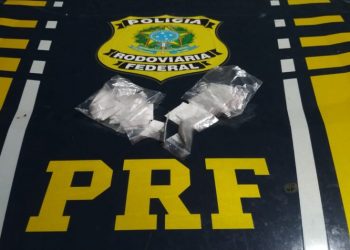 PRF prende trio com papelotes de cocaína em carro de aplicativo na BR-101, no RN