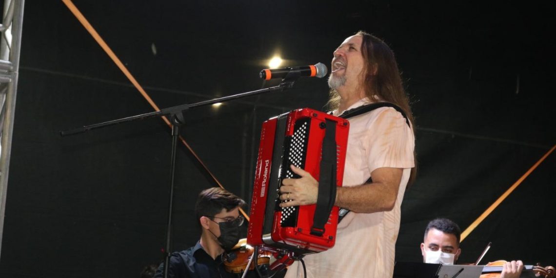 Dorgival Dantas anima público com show em comemoração ao aniversário de Parnamirim