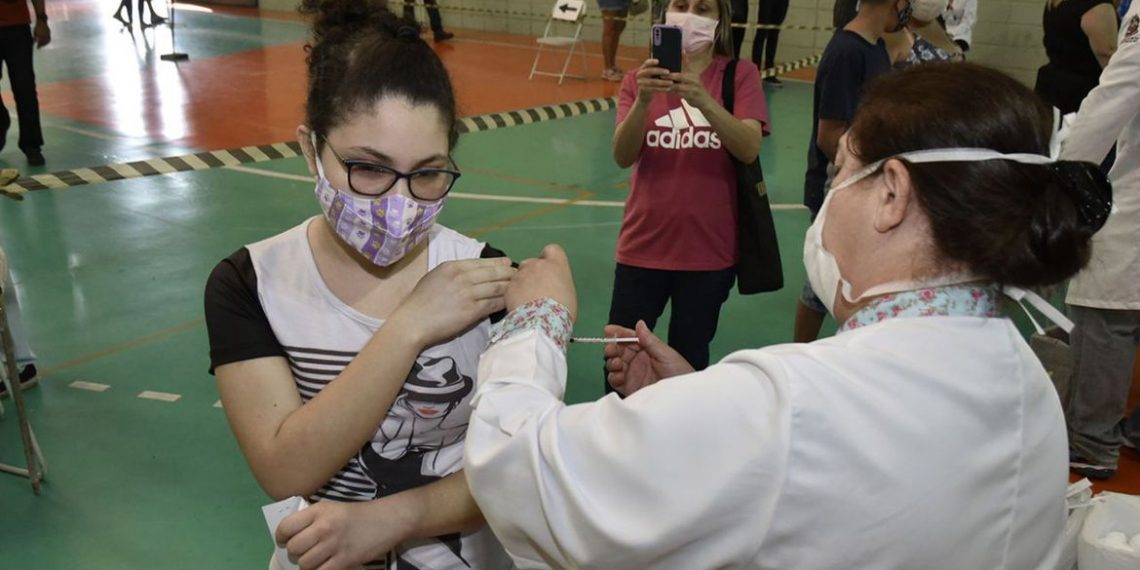 Brasil supera marca de 90% da população-alvo vacinada com a 1ª dose