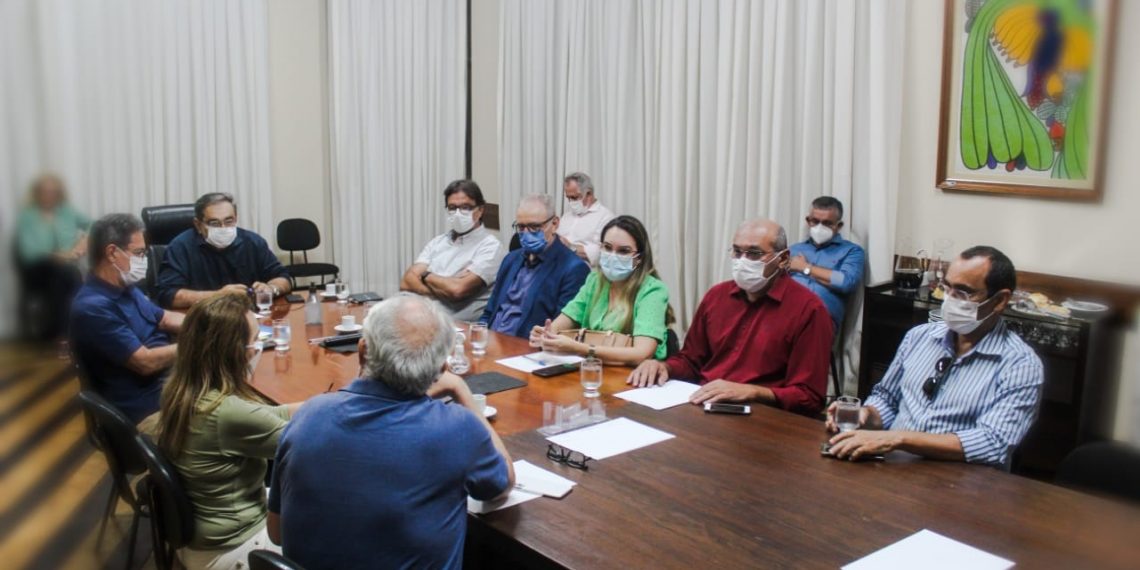 Decreto assegura acesso da população ao comércio e suspende eventos, shows e festas em Natal