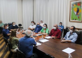 Decreto assegura acesso da população ao comércio e suspende eventos, shows e festas em Natal