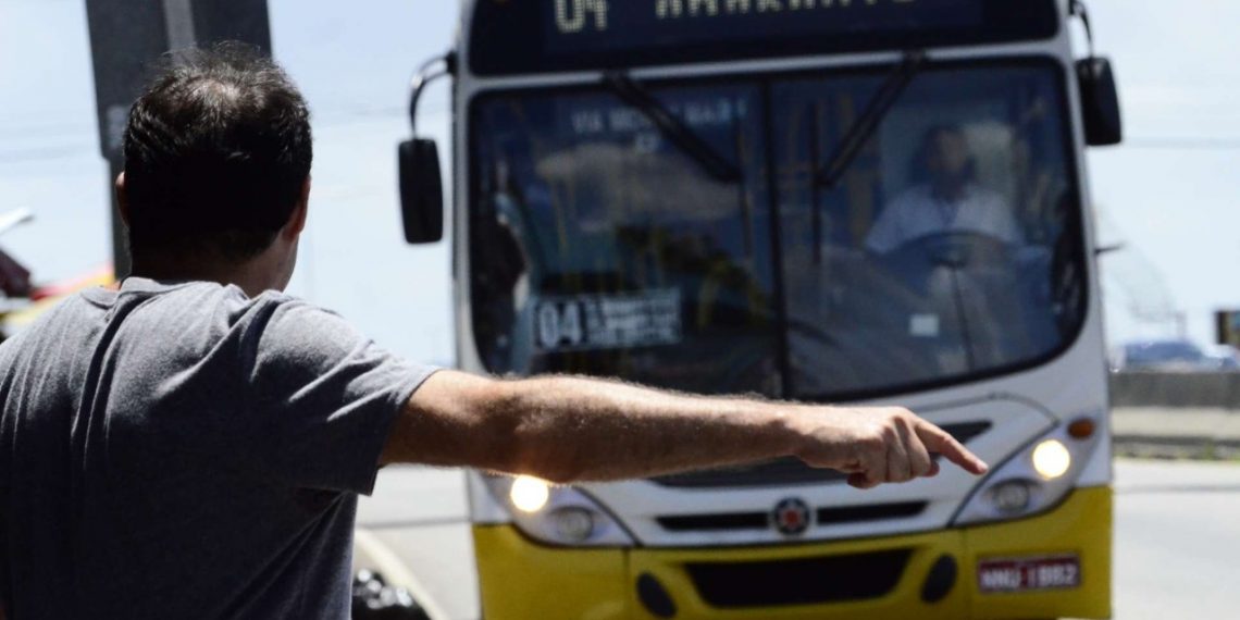 Greve dos motoristas de ônibus é encerrada após reunião