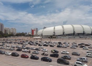 Primeiro dia de drive de testagem tem fila enorme na Arena das Dunas