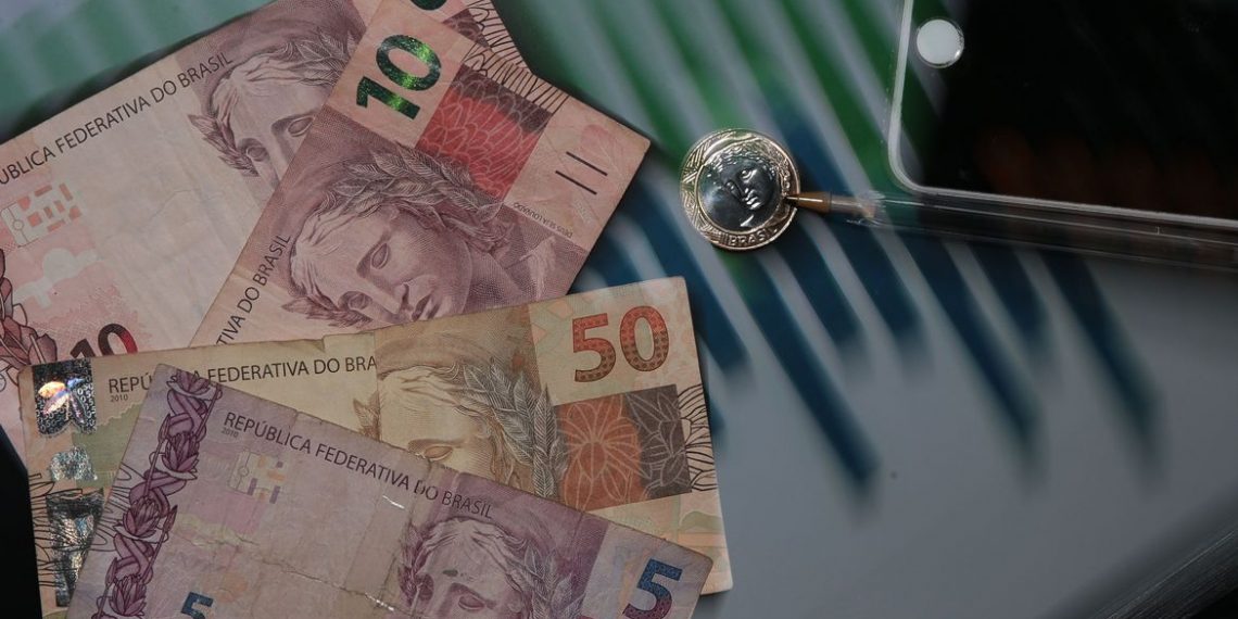 Entra em vigor o novo salário mínimo de R$ 1.212