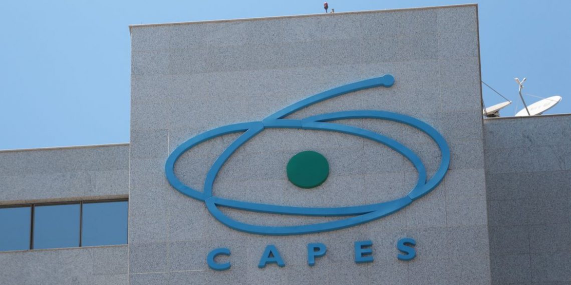 Orçamento da Capes aumenta, e órgão vai zerar déficit de bolsas