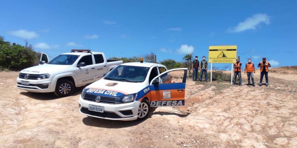 Reinstalada a placa de alerta na área da falésia de Cotovelo