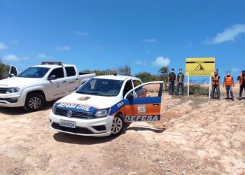 Reinstalada a placa de alerta na área da falésia de Cotovelo
