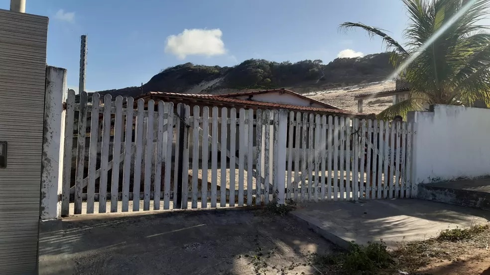 Bandidos amordaçam vítimas durante arrastão à luz do dia em casa de praia na Grande Natal