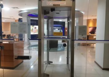 Polícia busca identificar homem que rendeu gerente e roubou dinheiro de banco em Natal