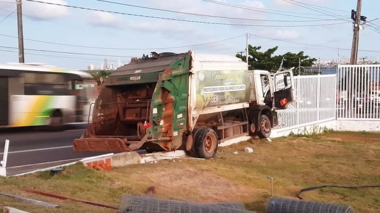 Motorista perde controle e caminhão derruba grade de escola na Zona Norte de Natal