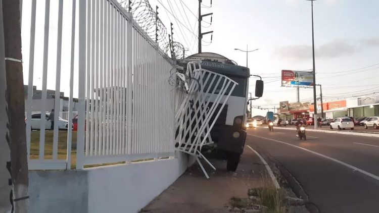 Motorista perde controle e caminhão derruba grade de escola na Zona Norte de Natal