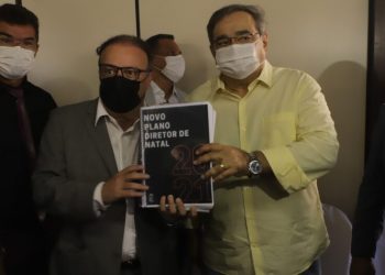 “Vamos modernizar a cidade”, diz Álvaro Dias ao receber Plano Diretor