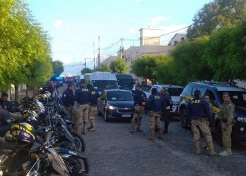 Jair Bolsonaro desembarca no RN para cerimônia de chegada das águas do Rio São Francisco